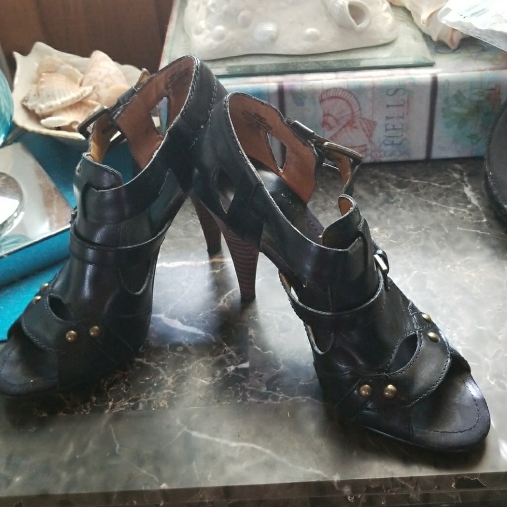 NineWest Black peeptoe shootie sz6